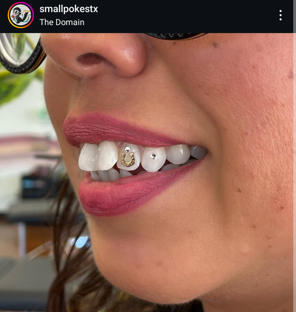 18K Horseshoe Tooth Gem
