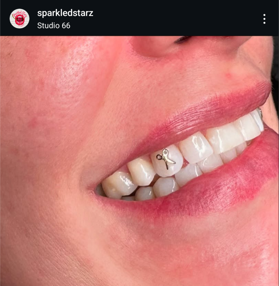 18K Shears Tooth Gem