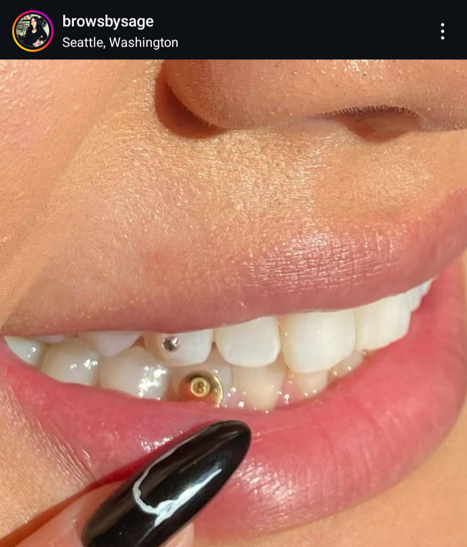 18K 8 Ball Tooth Gem
