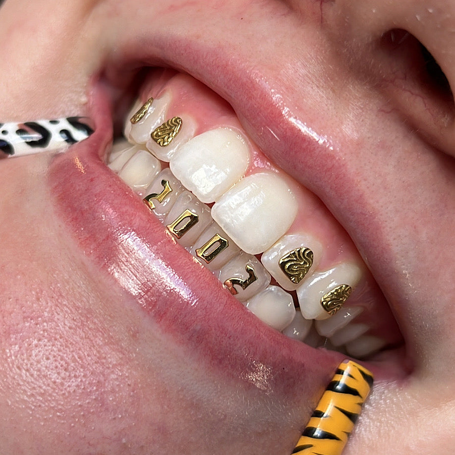 18K Groovy Cap Tooth Gem