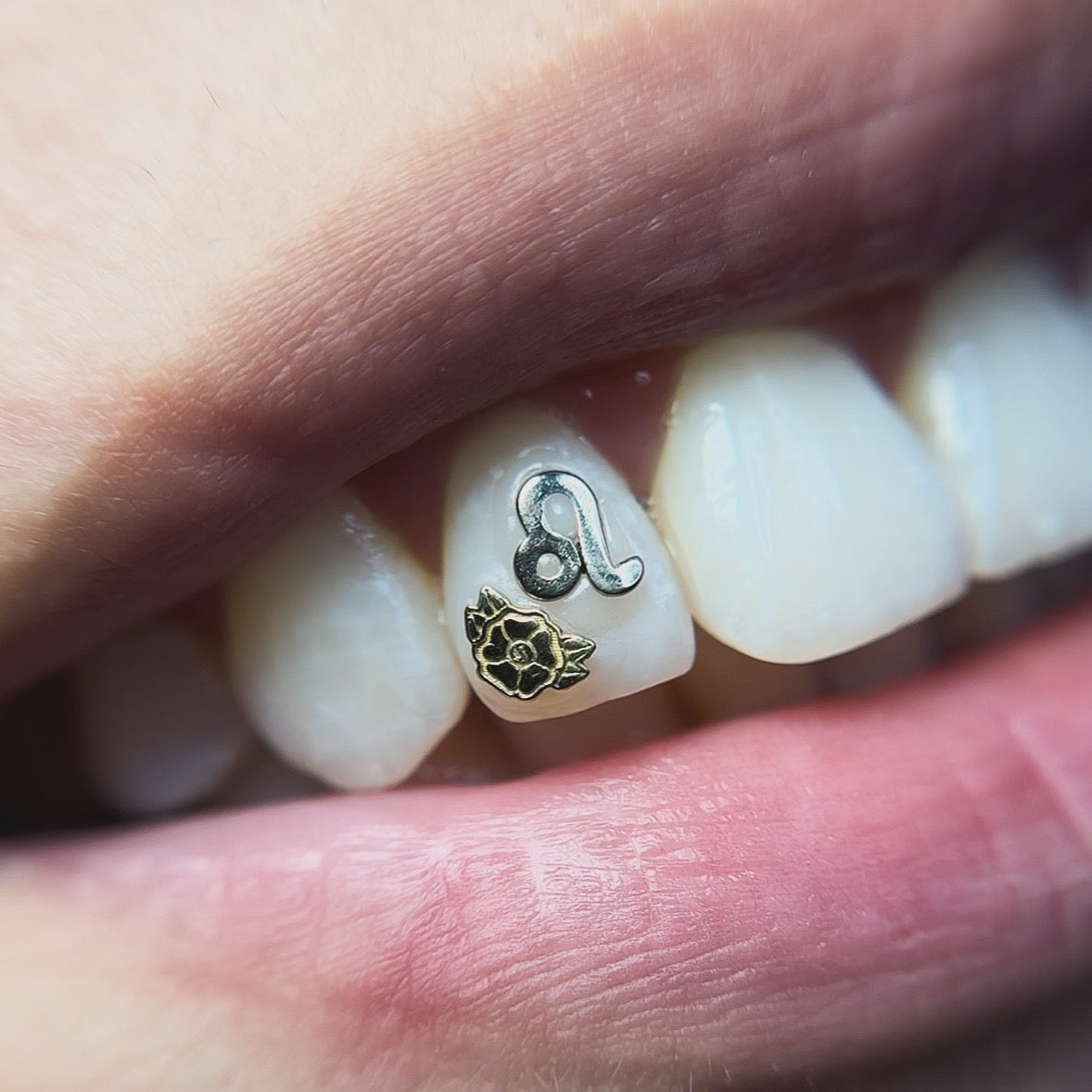 18K Flower Corner Cap Tooth Gem