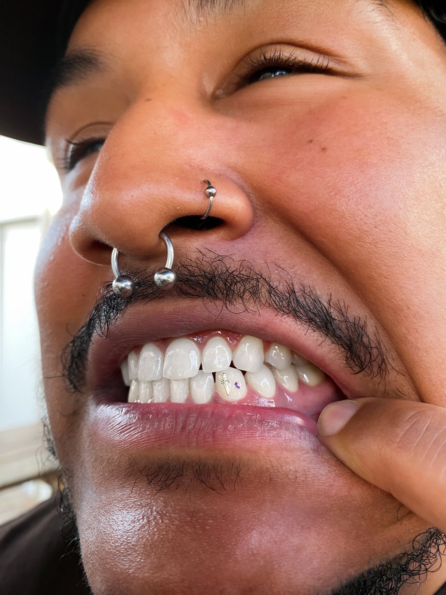 18k Baby Dagger Tooth Gem