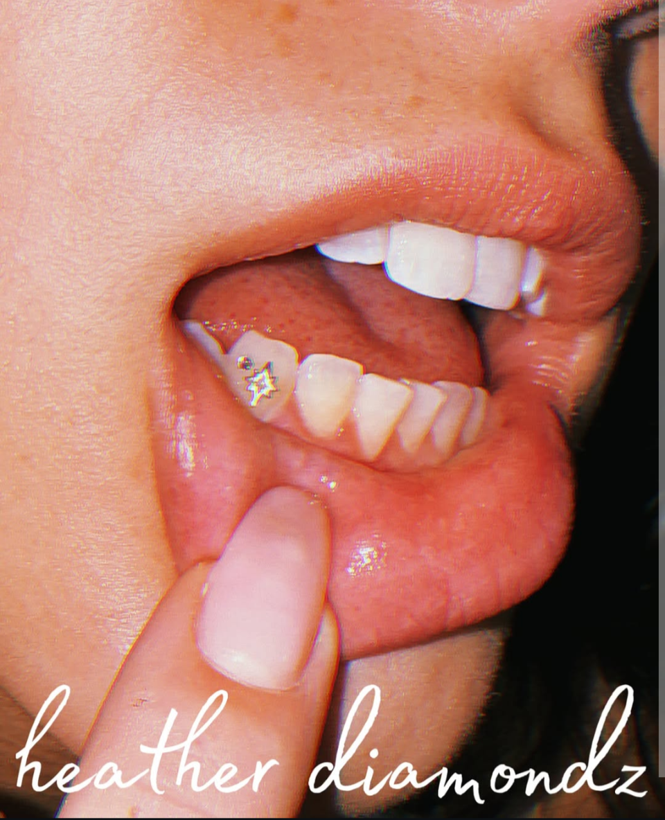18k Kaboom Twinkle Hollow Tooth Gem