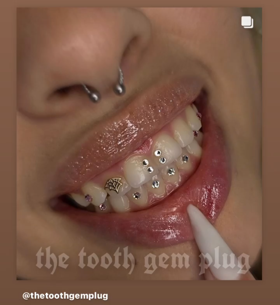 18k Spider Web Tooth Gem