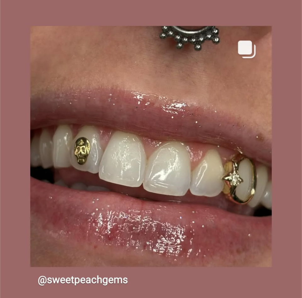 18K Skull Tooth Gem