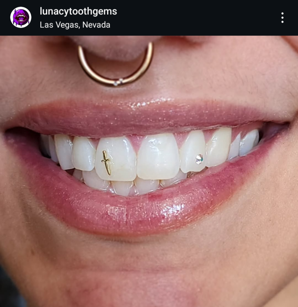 18k Baby Dagger Tooth Gem