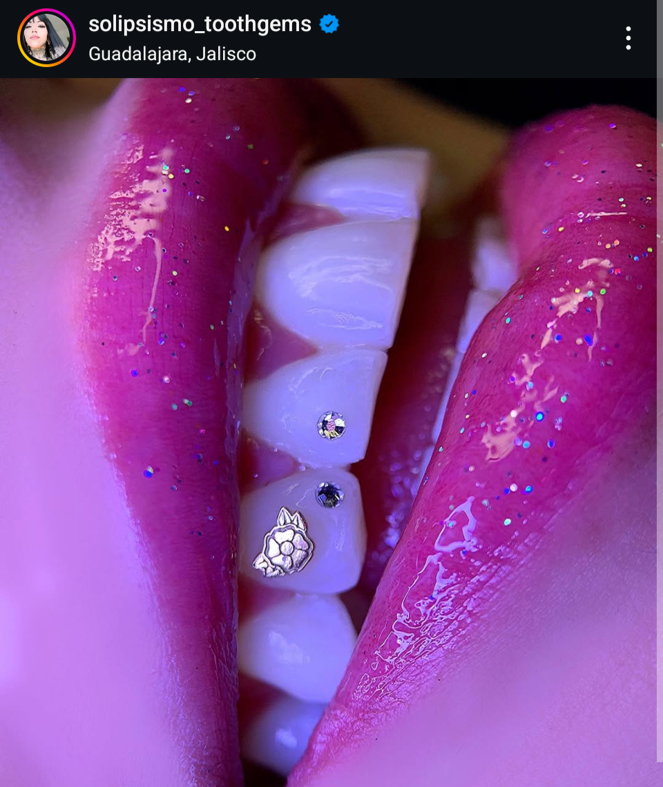 18K Flower Corner Cap Tooth Gem