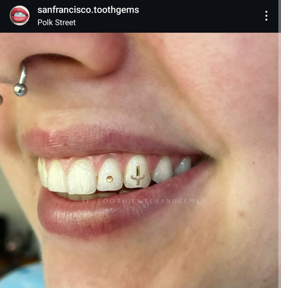 18k Dagger Tooth Gem