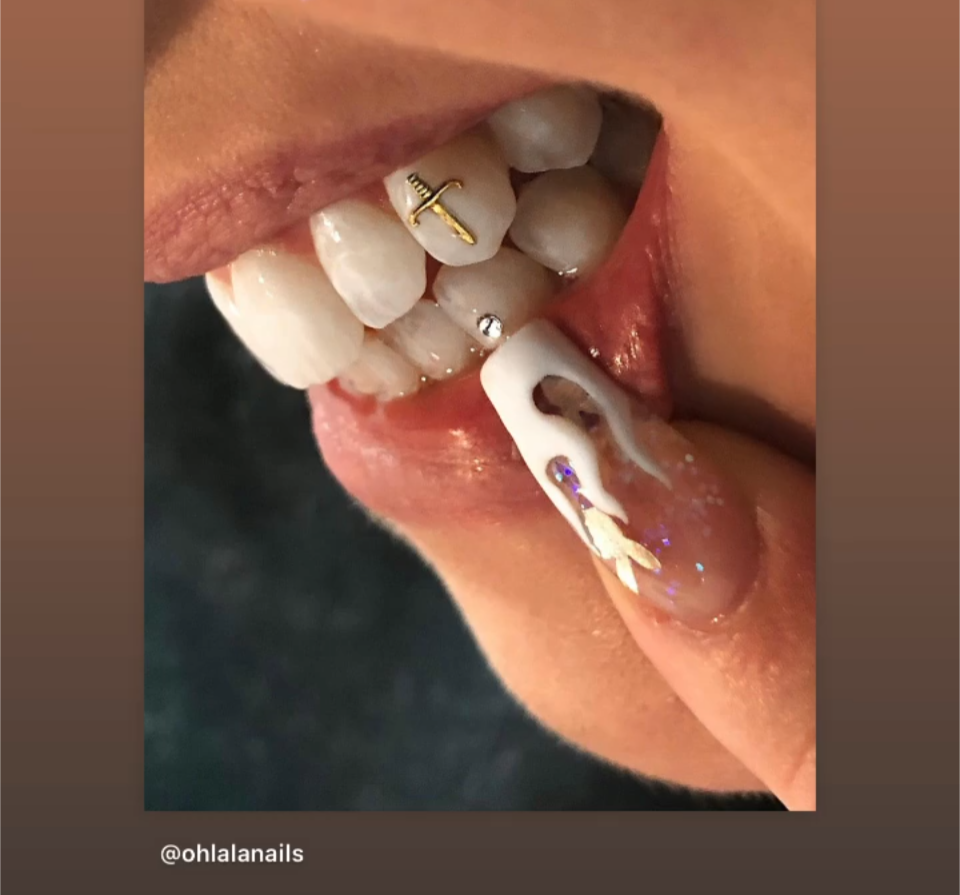 18k Dagger Tooth Gem