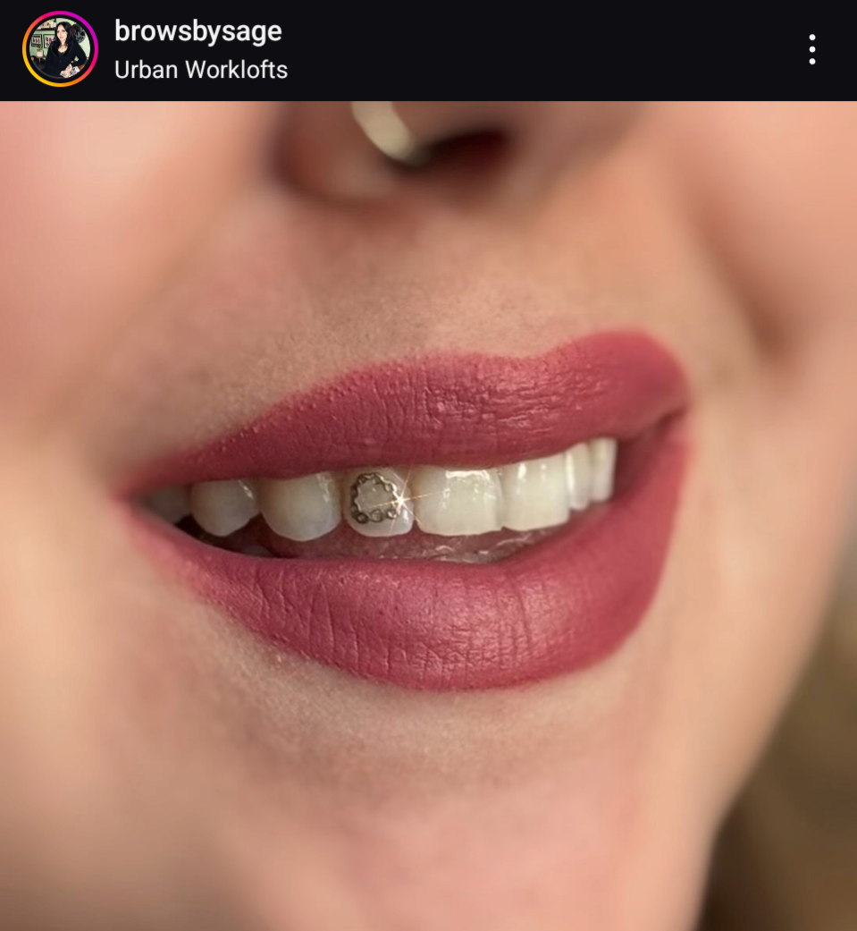 18K Chain Link Frame Tooth Gem