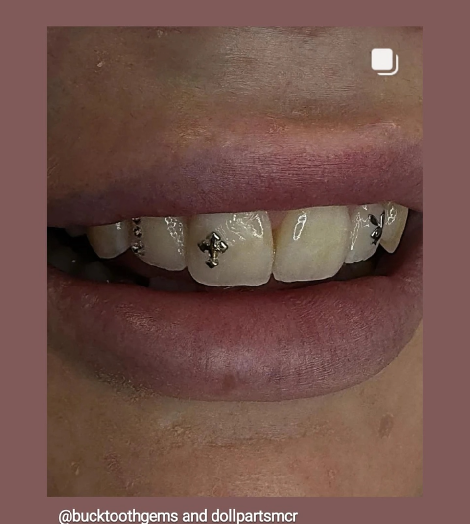 18K Trinity Cross Tooth Gem
