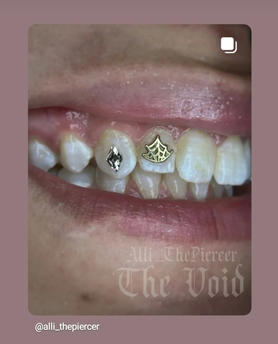 18k Spider Web Tooth Gem
