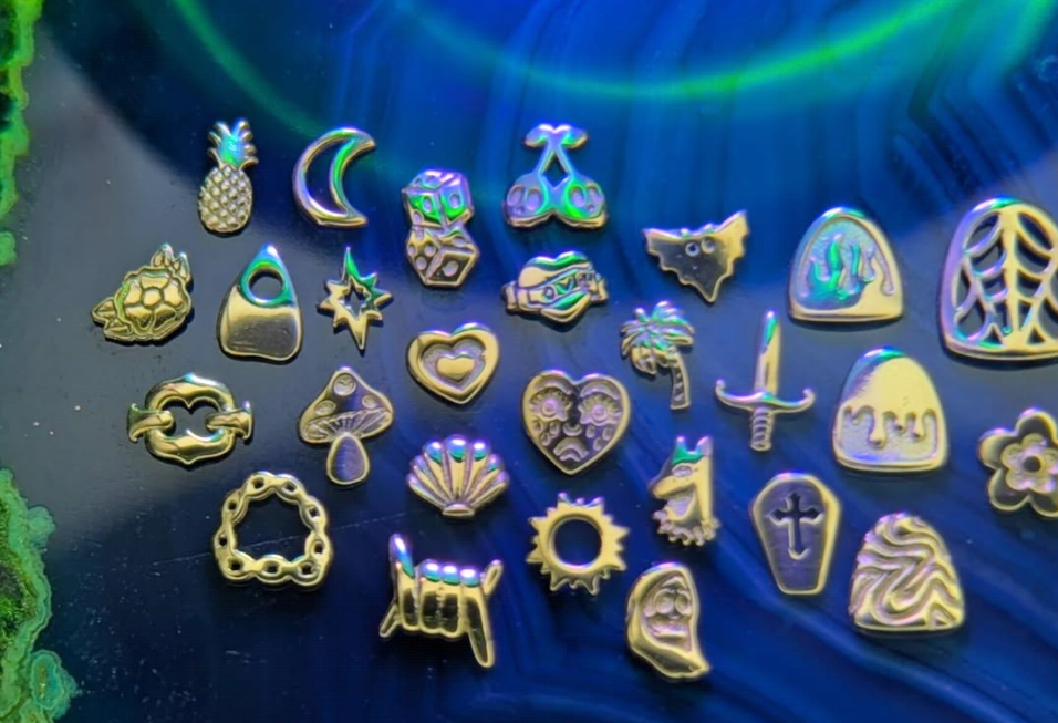 18K Chain Link Frame Tooth Gem