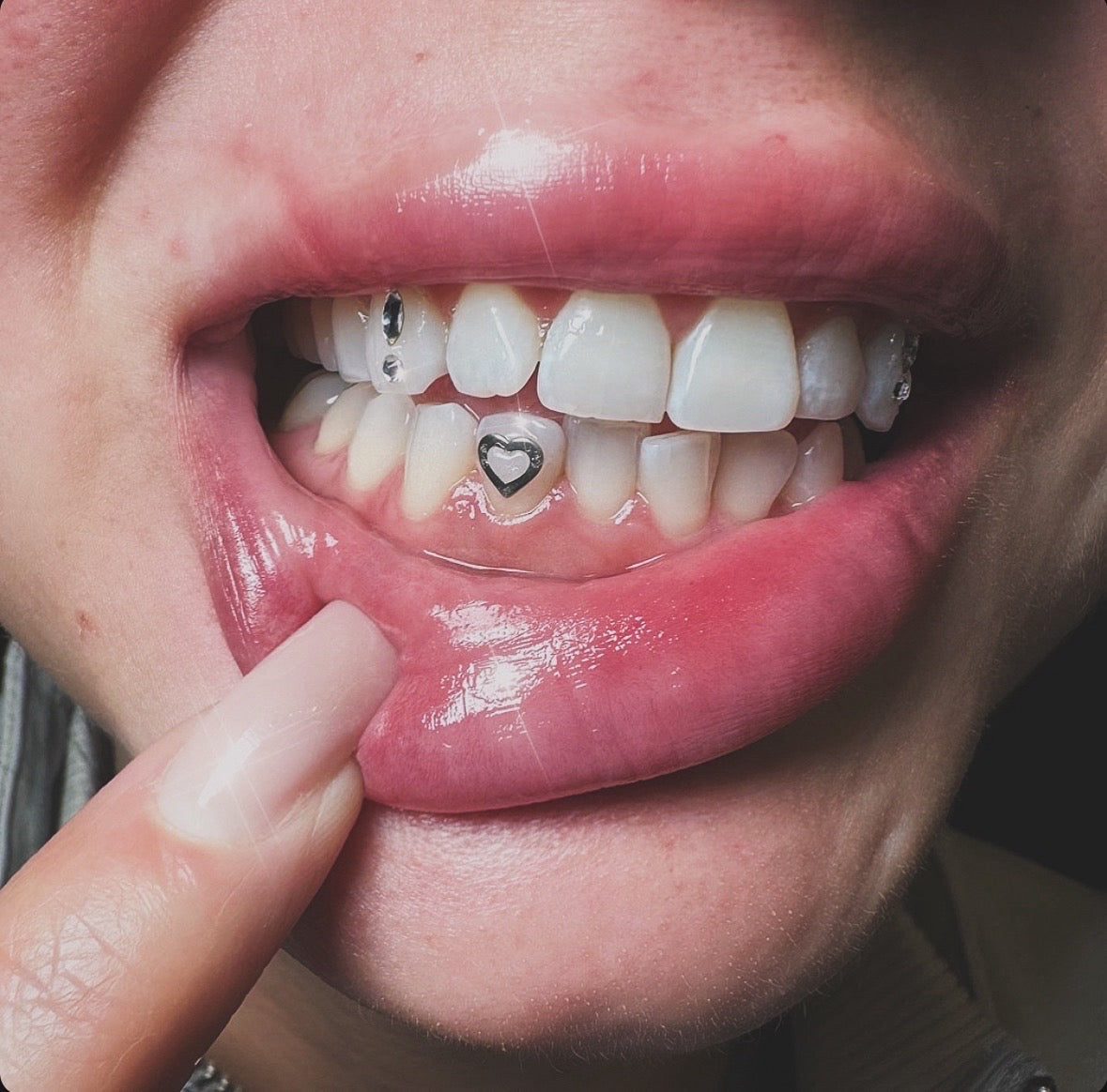 18k Heart Outline Tooth Gem